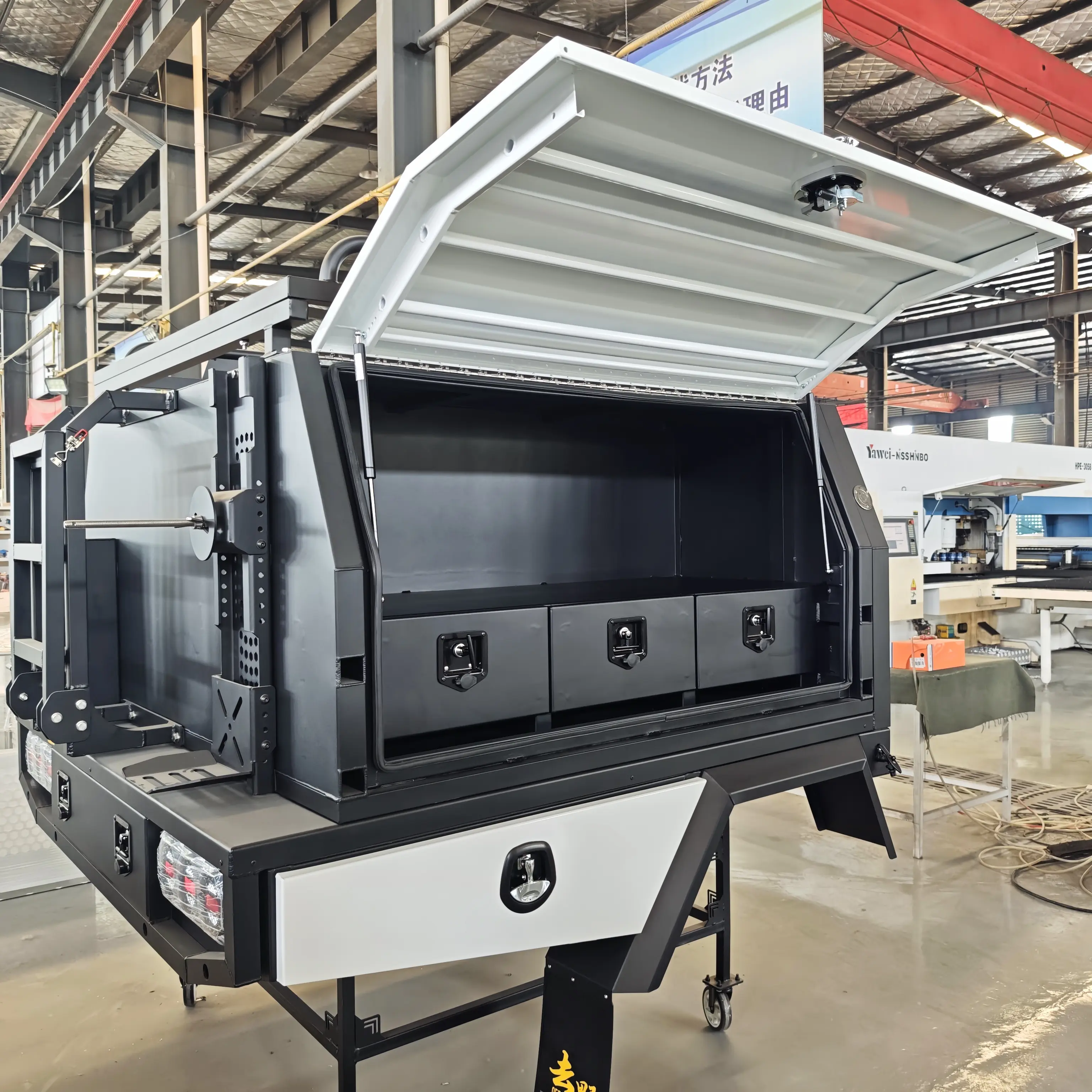 Open side storage layout on a pickup camper module